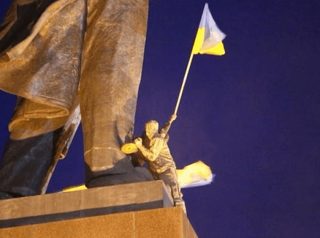 В центрі Харкова зносять пам’ятник Леніну (ПРЯМА ТРАНСЛЯЦІЯ)