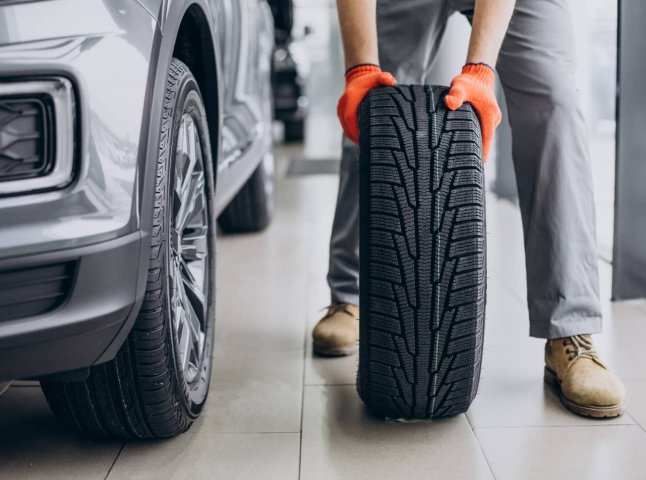 Якщо водії ще не «перевзули» свої авто на зимові шини: поліція звернулась до керманичів