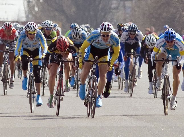 Аматори та професійні велогонщики позмагаються у Мукачеві за 50 тисяч гривень