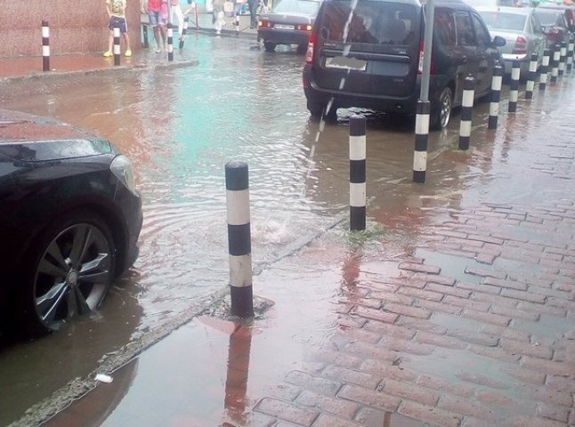 Після зливи одна з центральних вулиць Мукачева перетворилася на озеро
