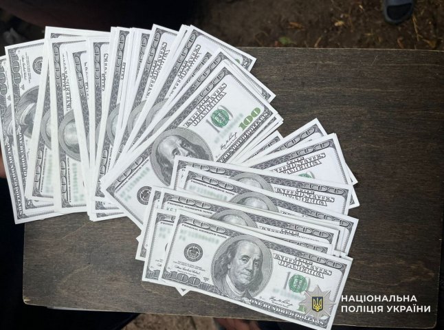Свої послуги оцінювали у 8000 доларів: поліцейські розповіли, що накоїли чоловіки Свої послуги оцінювали у 8000 доларів: поліцейські розповіли, що накоїли чоловіки