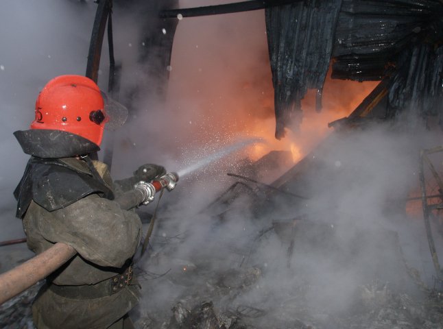  У одному зі спальних мікрорайонів Мукачеві горіла багатоповерхівка