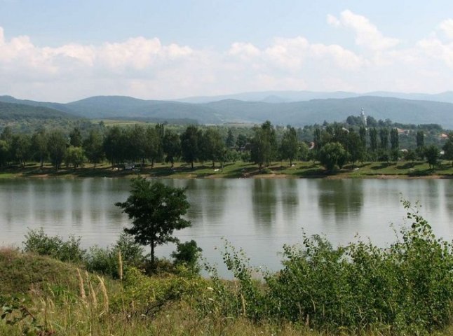 На Мукачівщині в озері знайшли труп