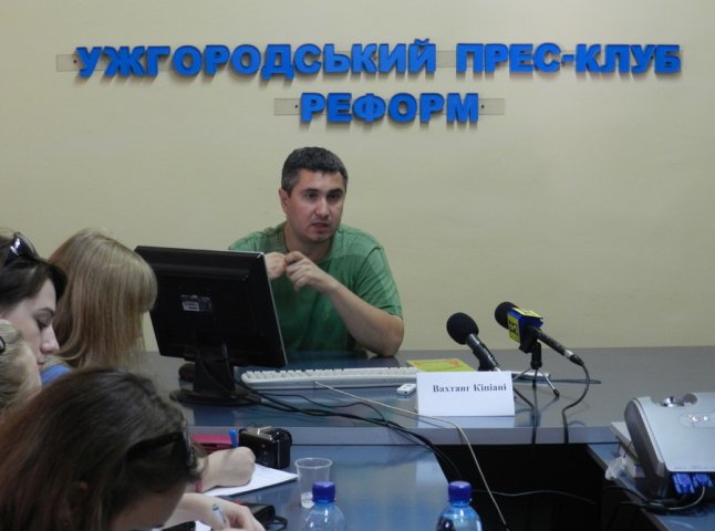 Кіпіані в Ужгороді давав молодим журналісткам поради