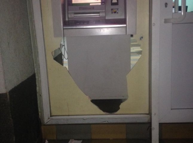 У Мукачеві зловмисники намагались "обчистити" банкомат
