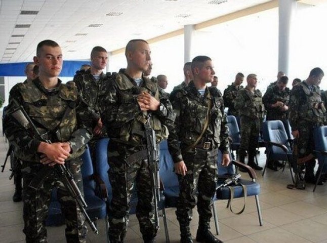 Десантників, які обороняли Луганський аеропорт, примусово переводять в Мукачево