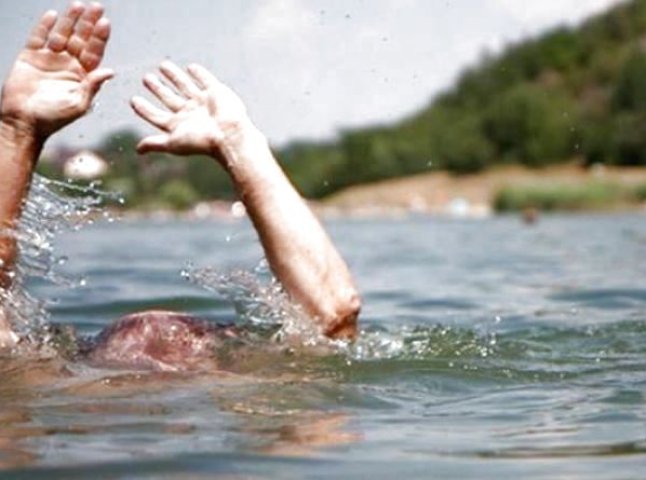 На Мукачівщині з озера витягли тіло потопельника