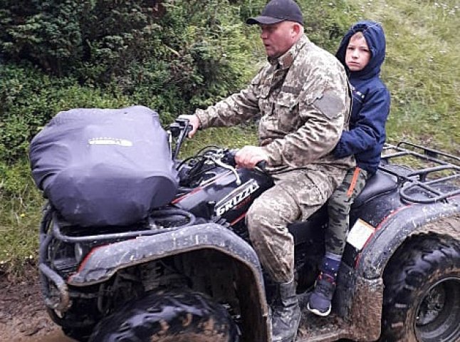Рятувальники розповіли, як допомогли 10-річному хлопчику в горах