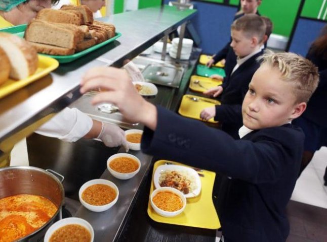 Батьки ужгородських дітей, які теж хочуть, щоб їх діти отримували сніданки, можуть написати заяву директору школи