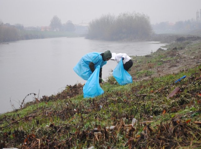 У Мукачеві активісти прибирали береги Латориці від сміття