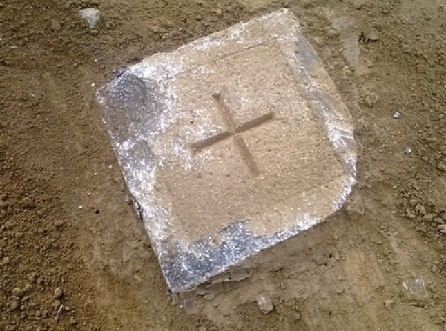 В Ужгороді відкопали цікавий камінь на якому вирубаний хрест та рік – 1943 (ФОТО)