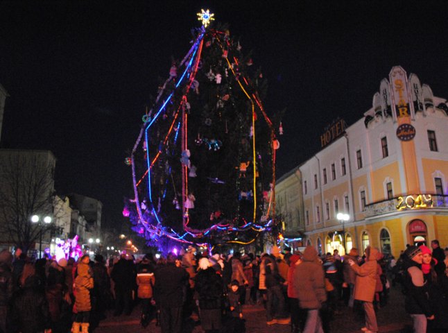 У Мукачеві урочисто запалили святкові вогні головної ялинки міста (ФОТО, ВІДЕО)