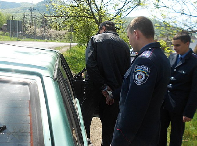 На самий Великдень зловмисник зі зброєю у руках відібрав від таксиста автомобіль