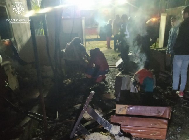 В одному з сіл Великолучківської ТГ спалахнула пожежа. Постраждала жінка