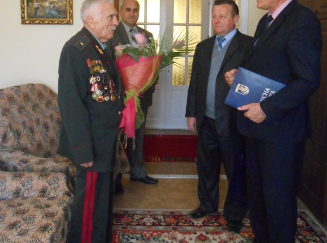 Мер Мукачева особисто привітав ветерана з ювілеєм (ФОТО)