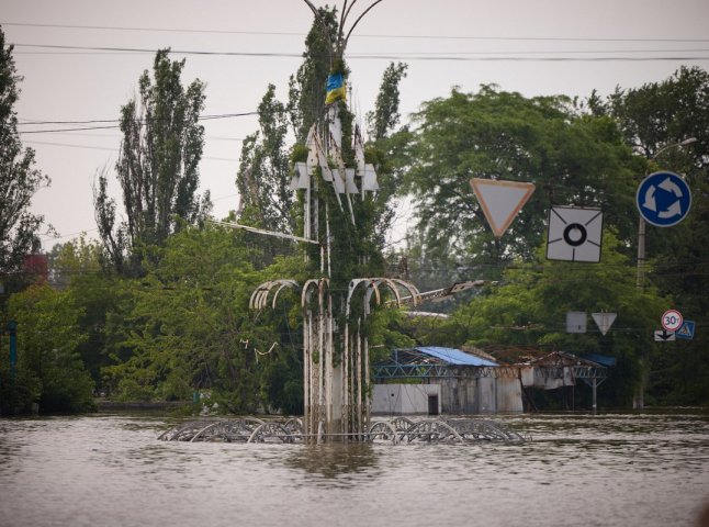 Росіяни обстрілюють затоплений Херсон