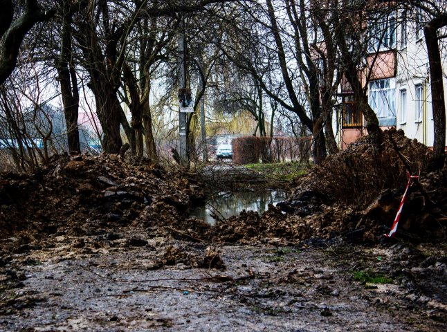 У мікрорайоні Росвигово комунальники залишили розритою величезну яму (ФОТО)