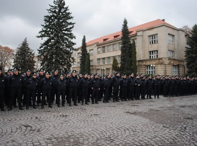Патрульні поліцейські Ужгорода та Мукачева урочисто присягнули перед народом