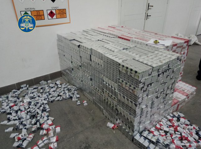 На КПП "Тиса" контрабандист намагався переправити понад 21 тис. цигарок
