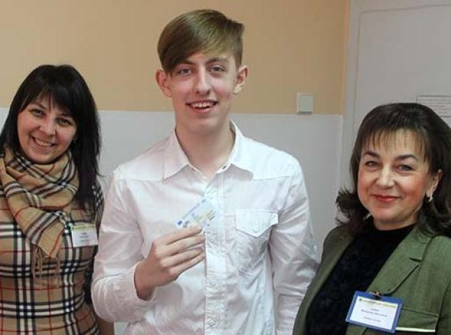 16-річний ужгородець першим у місті отримав замість звичайного паспорту – пластикову ID-картку