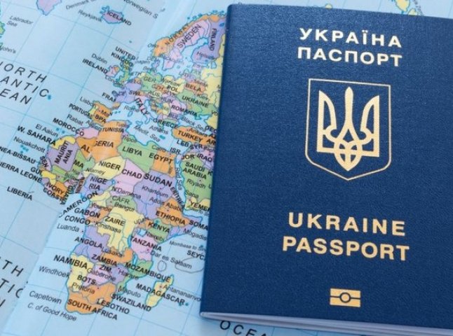 Закарпатців закликають оформити закордонний паспорт по "старій" ціні