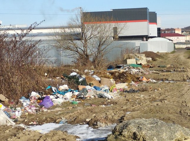 Містяни обурені: на одній із вулиць Мукачева утворилось стихійне сміттєзвалище