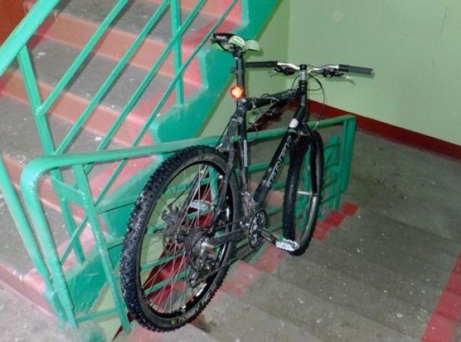 В Ужгороді з під’їздів багатоповерхівок викрадають велосипеди