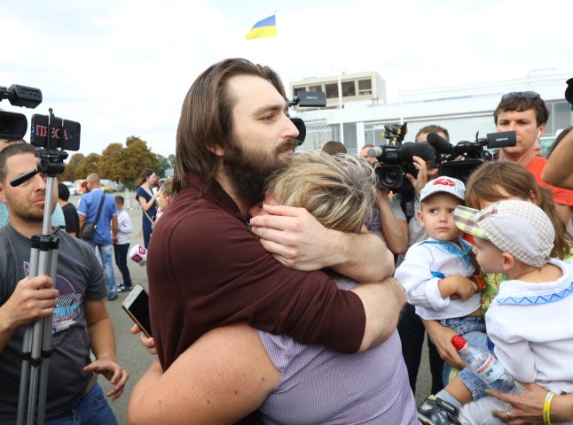 Історичні фото: як зустрічали полонених вдома