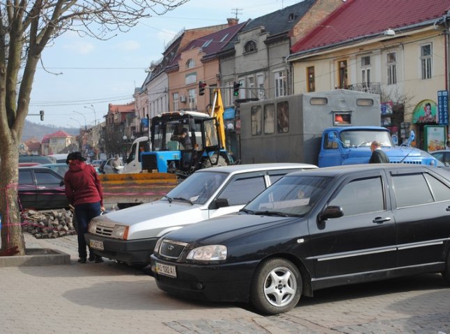 У центрі Мукачеві відновлюють пошкоджений кабель (ФОТО)