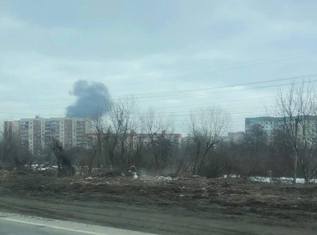 У Мукачеві в мікрорайоні Росвигово пожежа: горить будівля