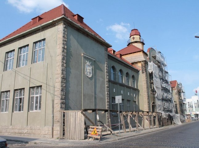 У Мукачеві триває реконструкція колишнього Будинку офіцерів