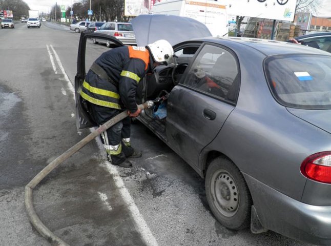 Пожежники розповіли про обставини загорання автомобіля в Ужгороді