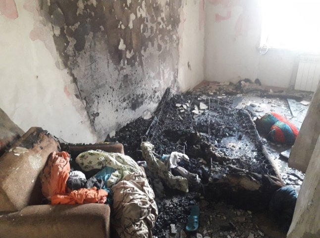 В Ужгороді спалахнула пожежа в багатоповерхівці. Вогнеборці врятували 2 людей