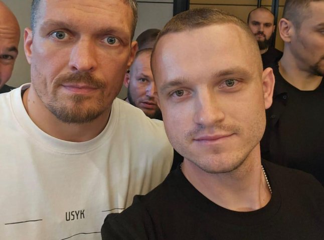 Воїн 128 Закарпатської бригади особисто привітав Усика з перемогою Воїн 128 Закарпатської бригади особисто привітав Усика з перемогою