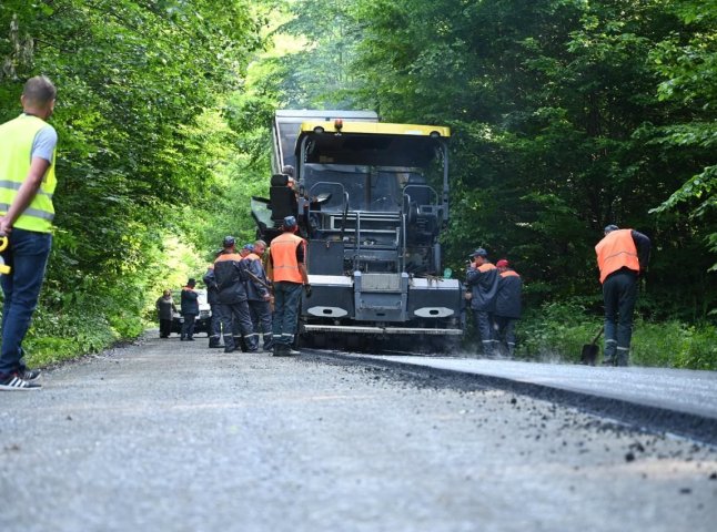 У селі на Мукачівщині ремонтують дорогу