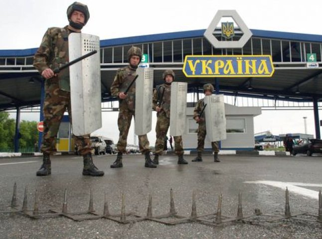 Чоловік на своєму "Фольксвагені" із шаленою швидкістю намагався прорватись через державний кордон України