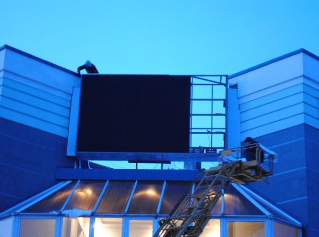 Світлодіодний екран гігантських розмірів до Євро-2012 встановлюють в Мукачеві (ФОТО)