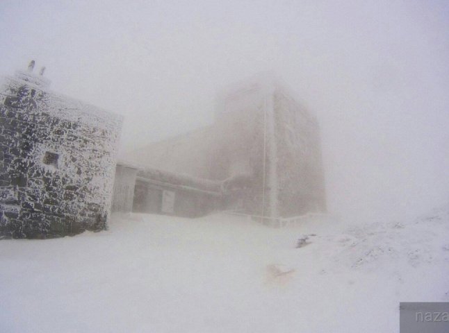 8 °С морозу та сніг: на горі Піп Іван не вщухає негода