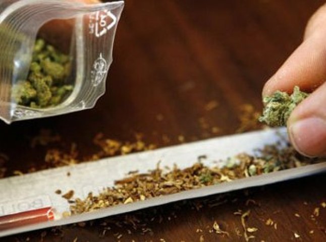 У Мукачеві поліцейські виявили у 29-річного чоловіка наркотики та пристрій для куріння
