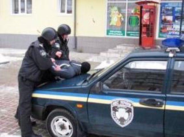 В одному із банків Мукачева чоловік так з’ясовував стосунки із колишньою дружиною, що прийшлось викликати міліцію