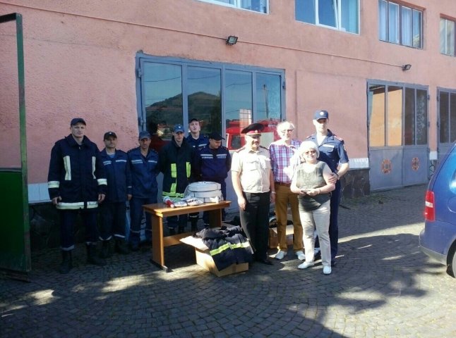 Ветеран-пожежник з Німеччини вручив мукачівським рятувальникам професійний спецодяг