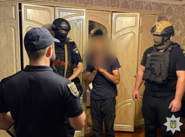 Поліцейські показали, як затримували наркоугруповання Поліцейські показали, як затримували наркоугруповання