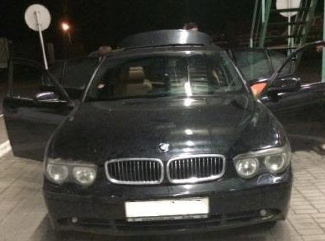 Митники конфіскували дорожезний "BMW" за контрабанду 134 пачок сигарет