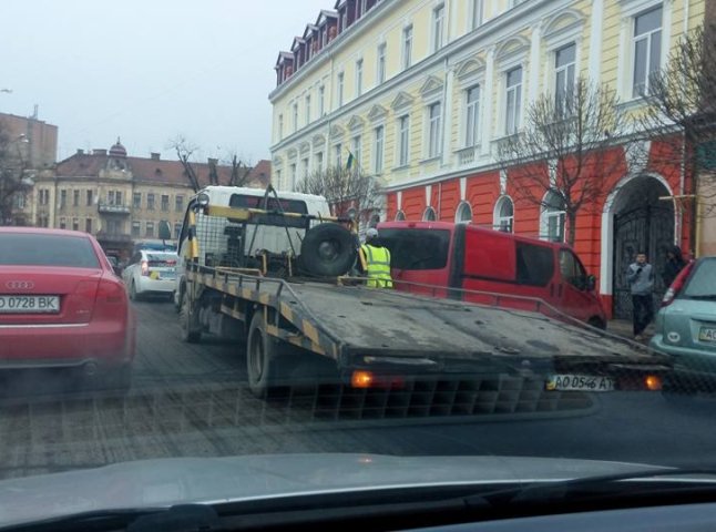 В Ужгороді почали евакуйовувати неправильно припарковані автомобілі