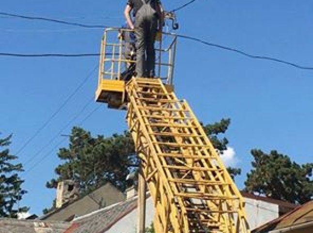 В Ужгороді у парку "Підзамковому" відновлюють лінії вуличного освітлення