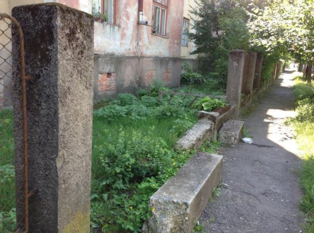 В Мукачеві склали протокол на обслуговуючу компанію за прибирання прибудинкової території