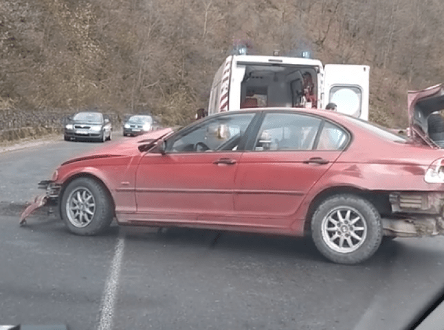 Авто врізалось у відбійник: постраждала жінка