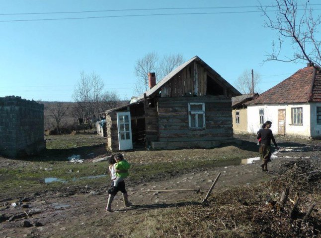 На території Мукачева та району проживає близько 10 600 ромів, з них 100 раніше судимі