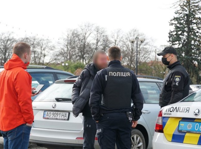 Патрульні затримали чоловіка, який зрізав квіти поблизу Закарпатської ОДА
