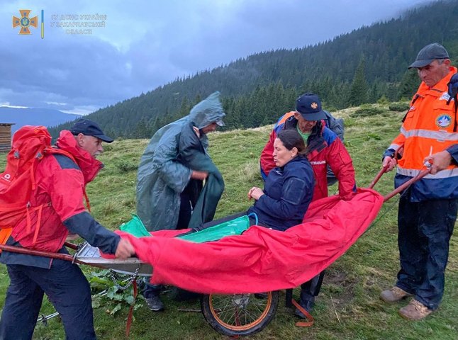 Послизнулася на корінні дерева і впала: рятувальники допомагали травмованій жінці